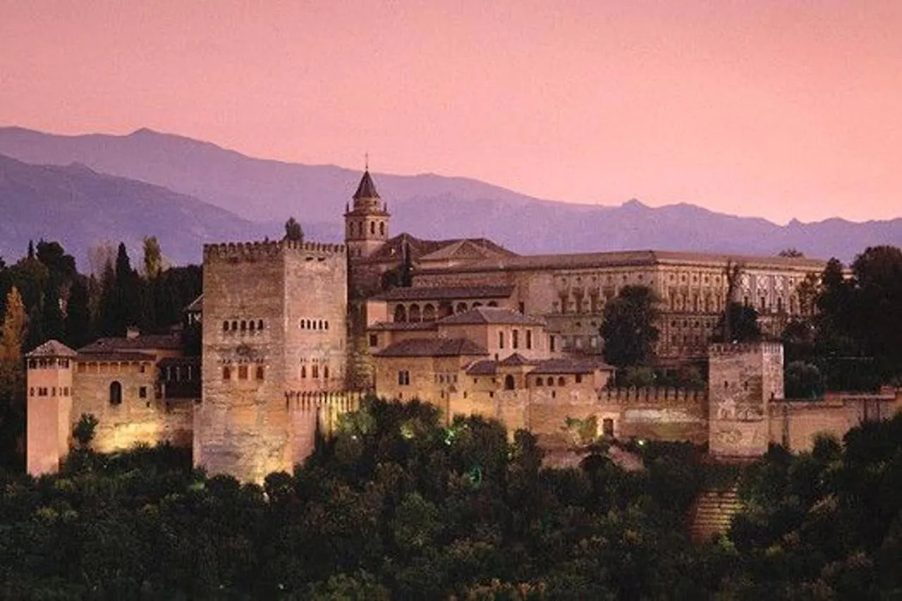 Charming Apartment Historic Centre Granada 80 M² + Balcony 0*,